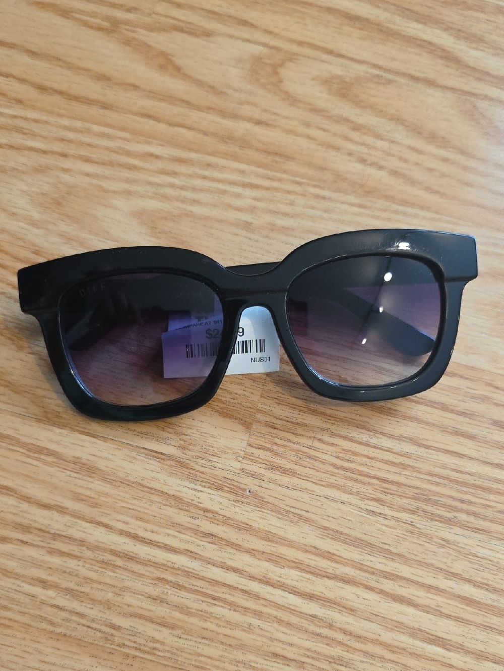 LT DIFF Women's Black Sunglasses